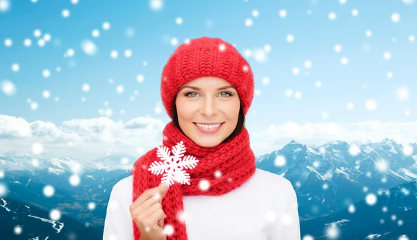 Sorrindo jovem mulher em roupas de inverno — Fotografia de Stock