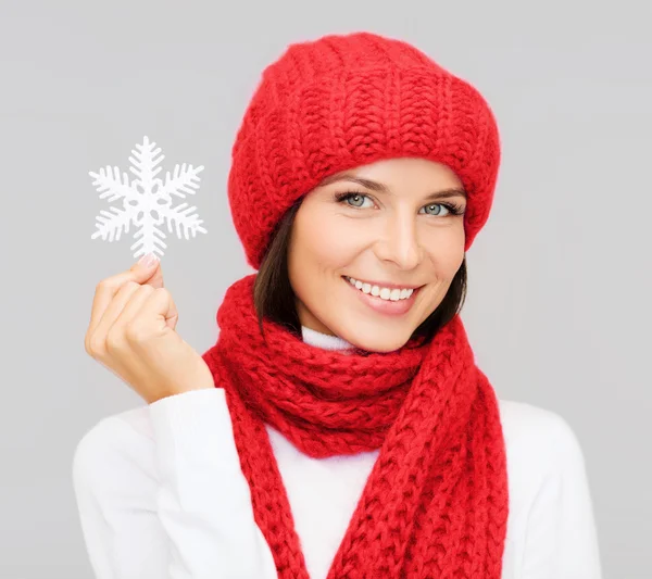 Sorrindo jovem mulher em roupas de inverno — Fotografia de Stock