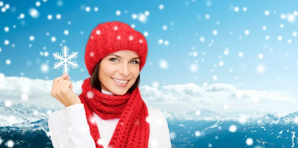 Kış giysileri içinde gülümseyen genç kadın — Stok fotoğraf