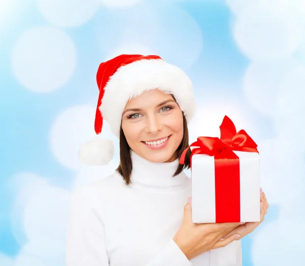 Mujer sonriente en sombrero de ayudante de santa con caja de regalo —  Fotos de Stock