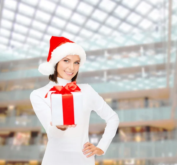 Smiling woman in santa helper hat with gift box — Stok fotoğraf