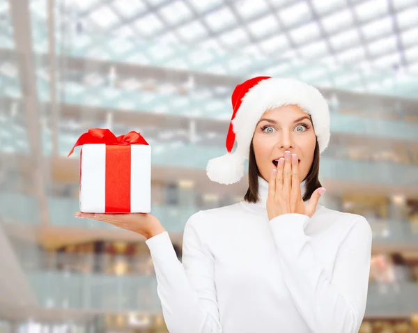 Mujer sonriente en sombrero de ayudante de santa con caja de regalo —  Fotos de Stock