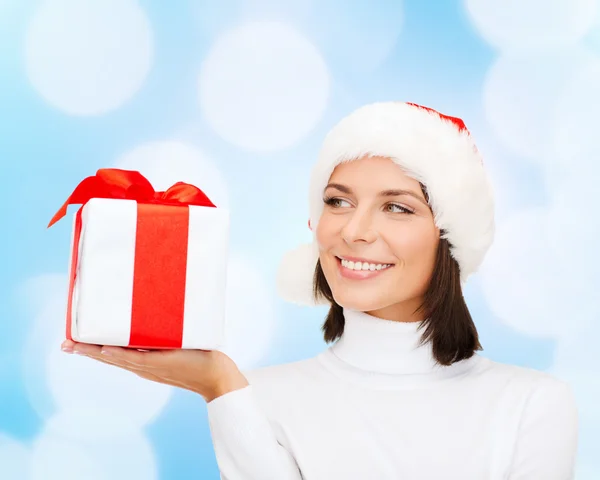 Lachende vrouw in helper kerstmuts met een doos van de gift — Stockfoto