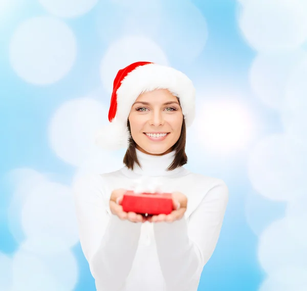 Mujer sonriente en sombrero de ayudante de santa con caja de regalo —  Fotos de Stock