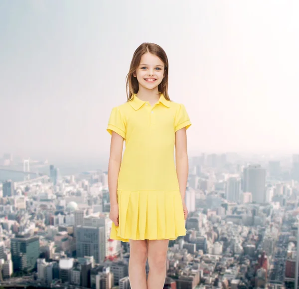 Petite fille souriante en robe jaune — Photo