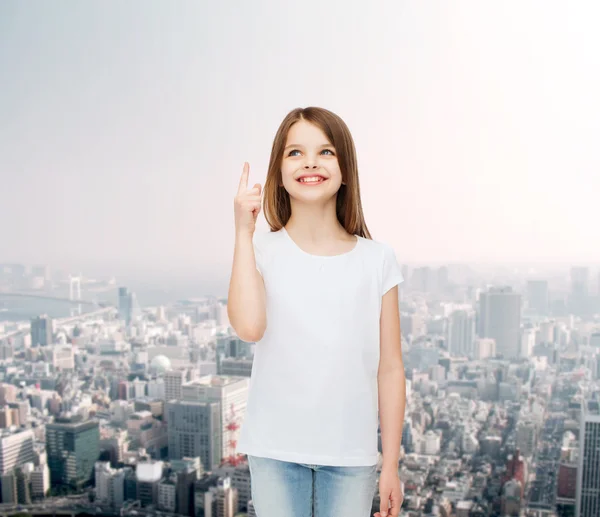 Niña sonriente en camiseta blanca en blanco —  Fotos de Stock