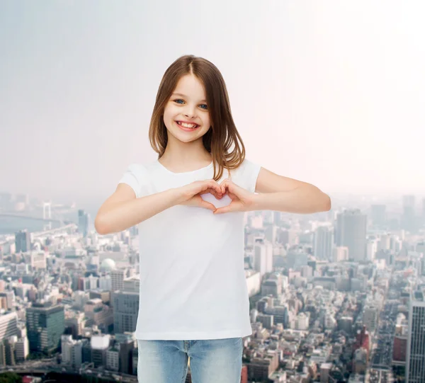 Leende liten flicka i vit blank t-shirt — Stockfoto