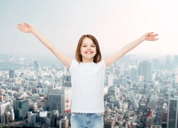 Niña sonriente en camiseta blanca en blanco — Foto de Stock