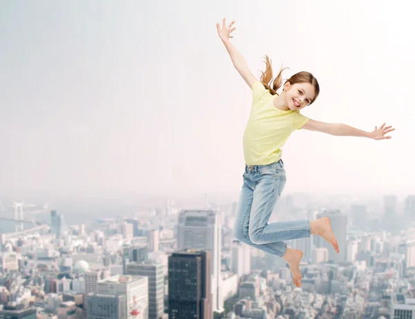 Sorrindo menina saltando — Fotografia de Stock