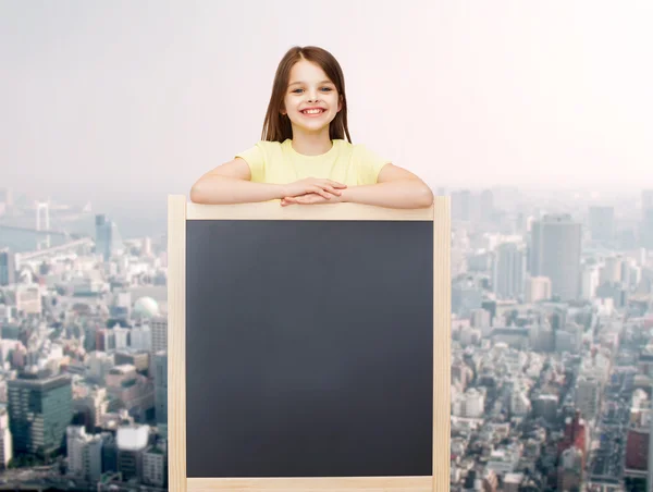 Menina feliz com quadro negro em branco — Fotografia de Stock