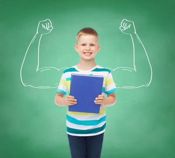 Pequeño estudiante sonriente con libro azul — Foto de Stock