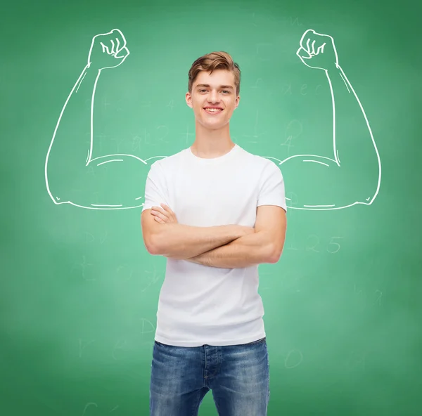 Lächelnder junger Mann im weißen T-Shirt — Stockfoto