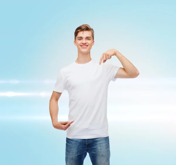 Усміхнений молодий чоловік у порожній білій футболці — стокове фото