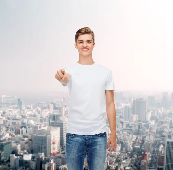 Joven sonriente en camiseta blanca en blanco — Foto de Stock