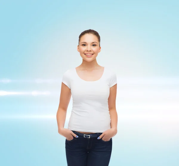 Sorridente giovane donna in bianco t-shirt — Foto Stock