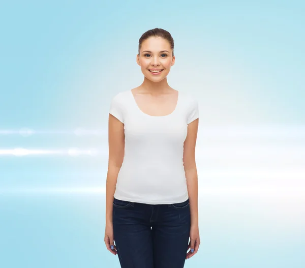 Mujer joven sonriente en camiseta blanca en blanco —  Fotos de Stock