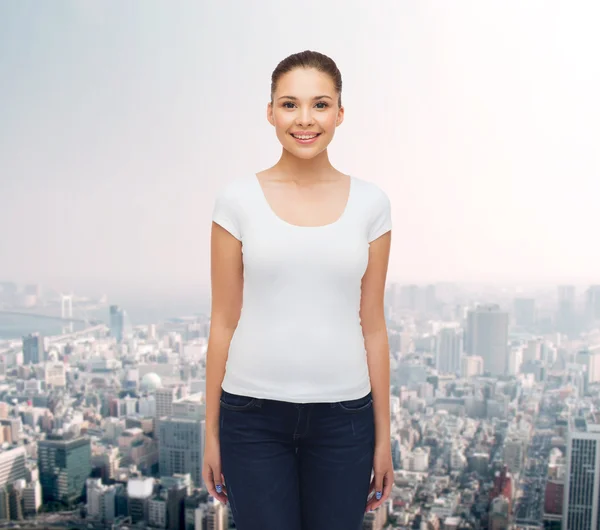 Lachende jonge vrouw in lege witte t-shirt — Stockfoto