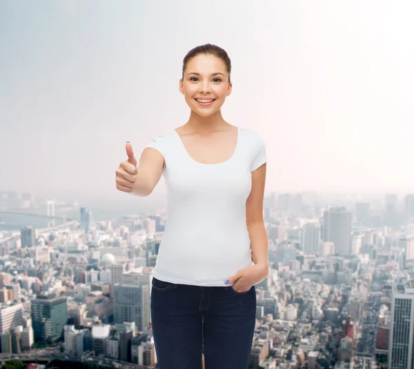 Sorridente giovane donna in bianco t-shirt — Foto Stock