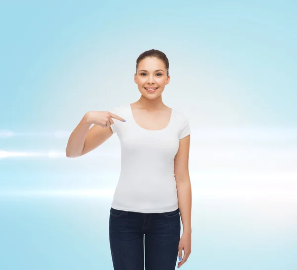 Mujer joven sonriente en camiseta blanca en blanco — Foto de Stock