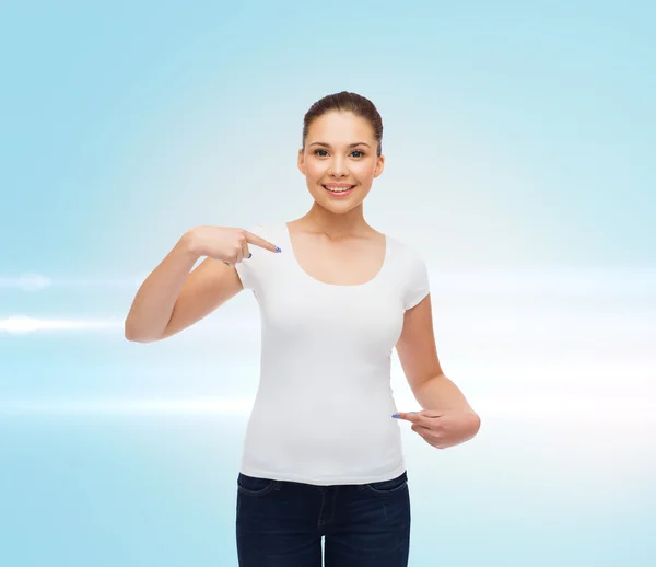 Usměvavá mladá žena v prázdné bílé tričko — Stock fotografie