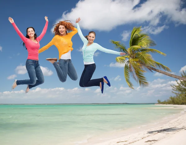 Gruppo di giovani donne sorridenti che saltano in aria — Foto Stock