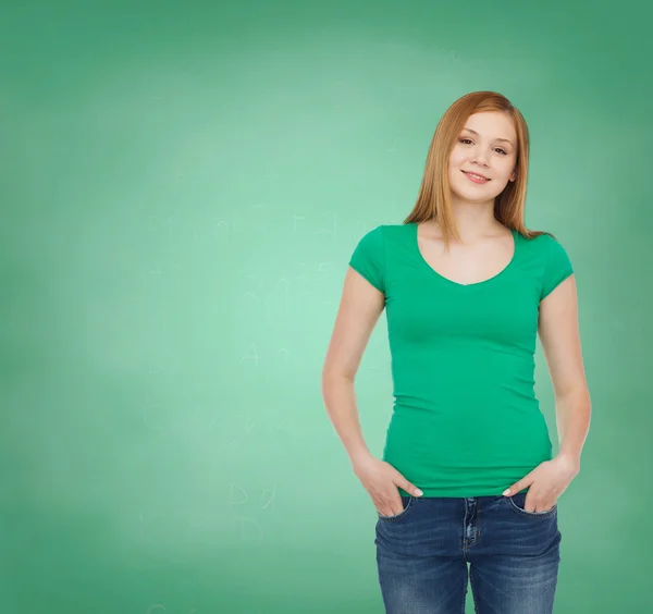 Lachende tienermeisje over groene bestuur achtergrond — Stockfoto