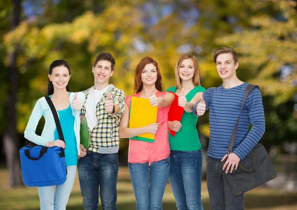 Grupo de estudiantes sonrientes de pie — Foto de Stock