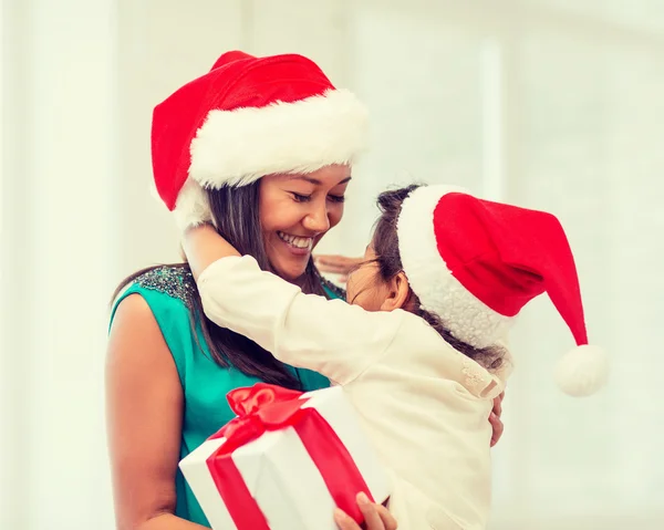 Gelukkig moeder en kind meisje met doos van de gift — Stockfoto