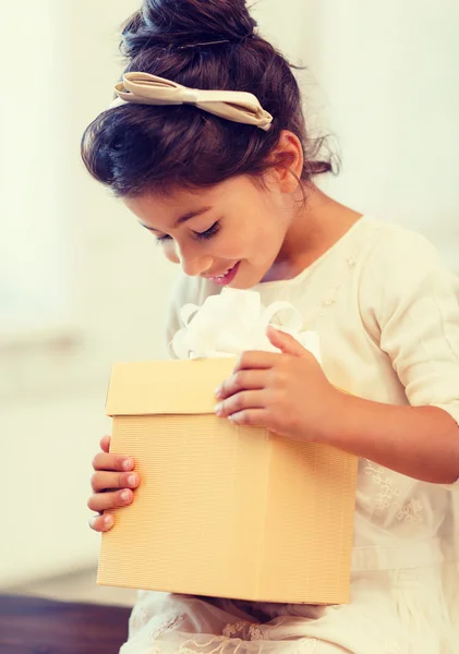 ギフト用の箱と幸せな子供の女の子 — ストック写真