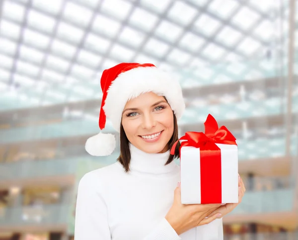 Lachende vrouw in helper kerstmuts met een doos van de gift — Stockfoto