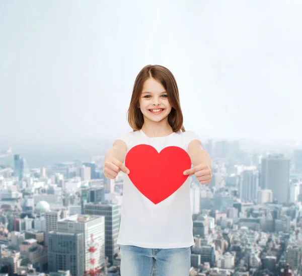 Leende liten flicka i vit blank t-shirt — Stockfoto