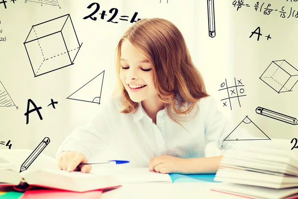 Student tjej studerar på skolan — Stockfoto