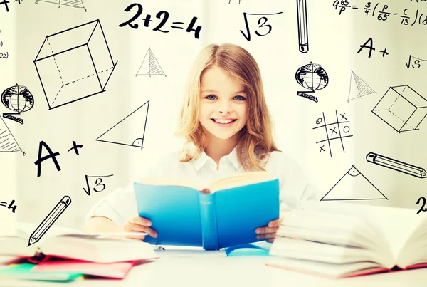 Estudante menina estudando na escola — Fotografia de Stock