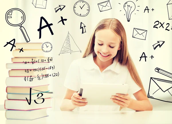 Menina com tablet pc e livros na escola — Fotografia de Stock