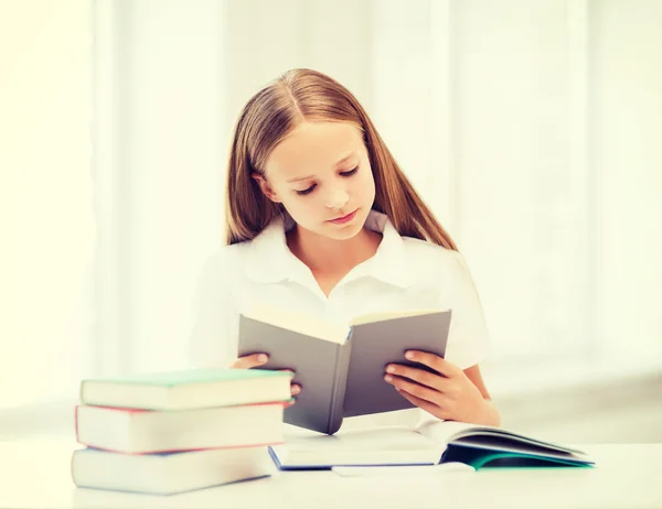 Estudiante chica estudiando en la escuela — Foto de Stock