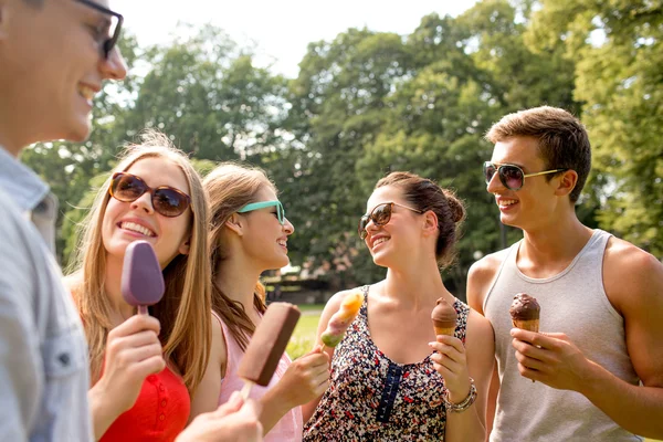 Groupe d'amis souriants avec crème glacée à l'extérieur — Photo
