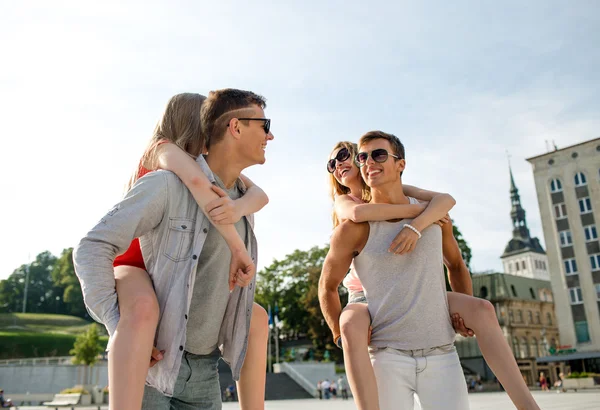 Sorridente coppia divertirsi in città — Foto Stock