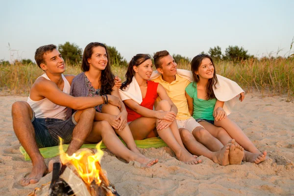 Smiling friends in sunglasses on summer beach — Stock Photo, Image