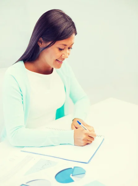 Estudante internacional estudando na faculdade — Fotografia de Stock