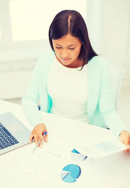 Zakenvrouw of student met laptop en documenten — Stockfoto