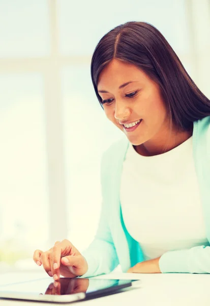 Souriant étudiant fille avec tablette pc — Photo