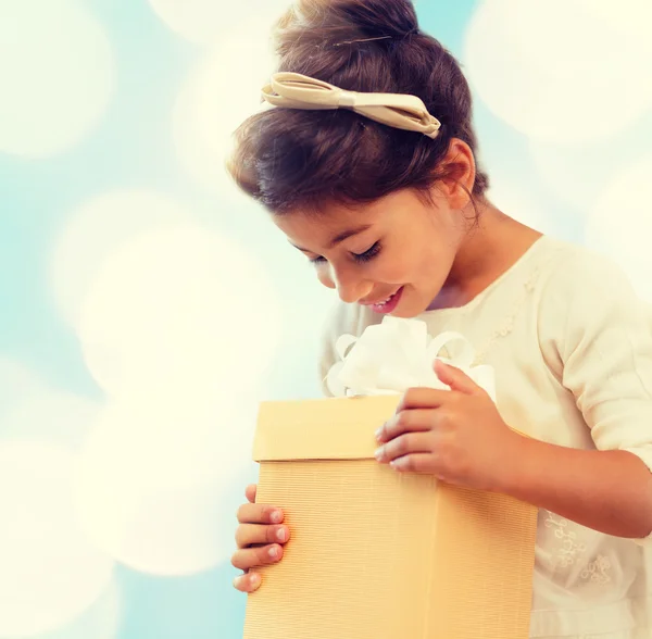 Gelukkig kind meisje met doos van de gift — Stockfoto