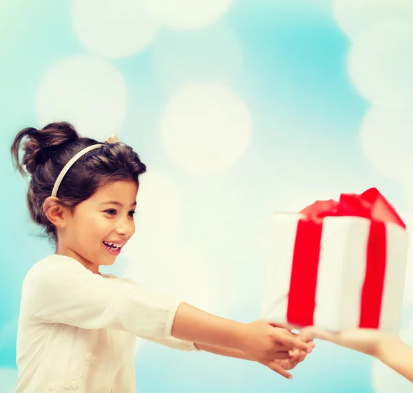 Joyeux enfant fille avec boîte cadeau — Photo