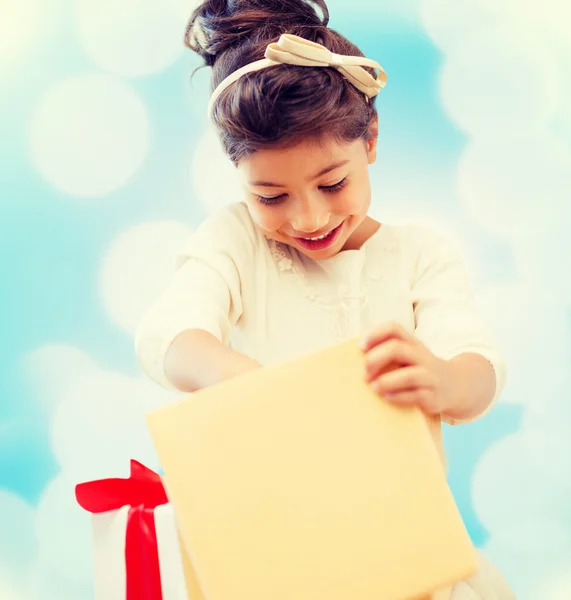 Niña feliz con caja de regalo —  Fotos de Stock