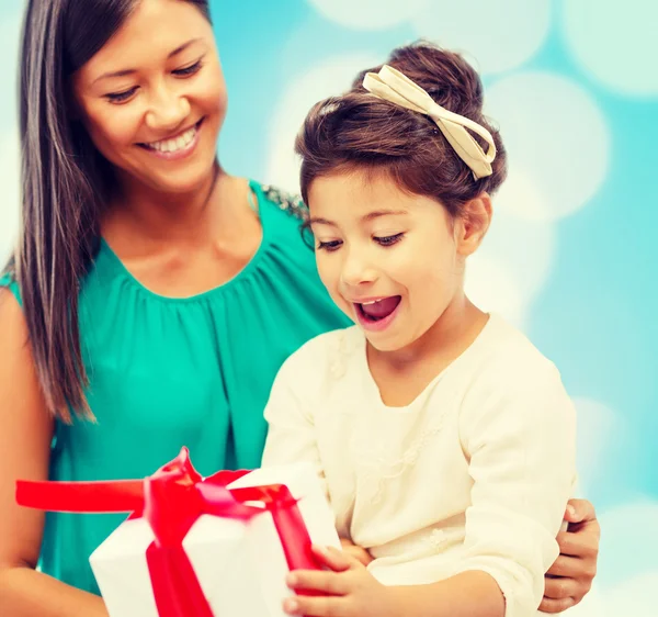 Feliz madre y niña con caja de regalo —  Fotos de Stock