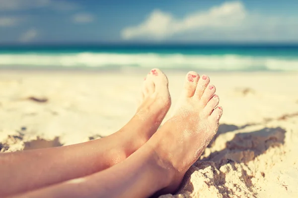 Primo piano di gambe di donna sulla riva del mare — Foto Stock