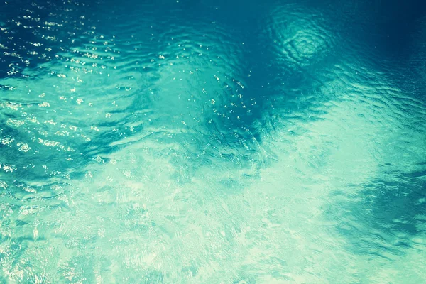 Agua en la piscina, el mar o el océano — Foto de Stock