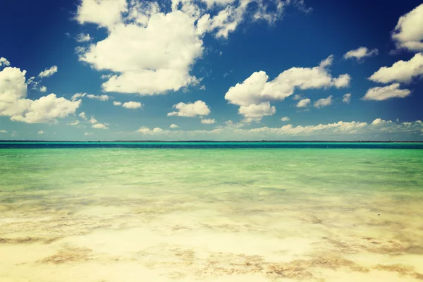 Blaues Meer oder Meer, weißer Sand und Himmel mit Wolken — Stockfoto