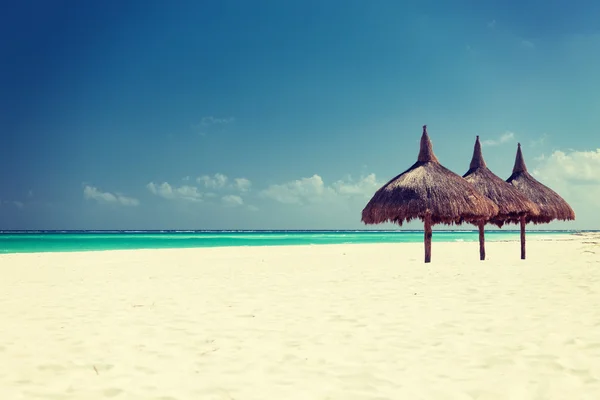 Tropischer Strand mit Palapa — Stockfoto