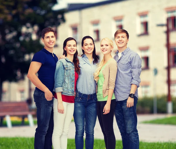 Grupo de estudantes sorrindo em pé — Fotografia de Stock